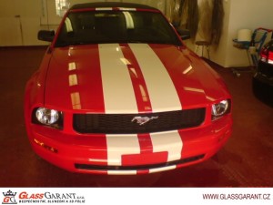 Ford Mustang s červeno-bílou autofólií
