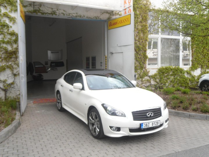 Aplikace autofólie – bílá ústřicová perleť
