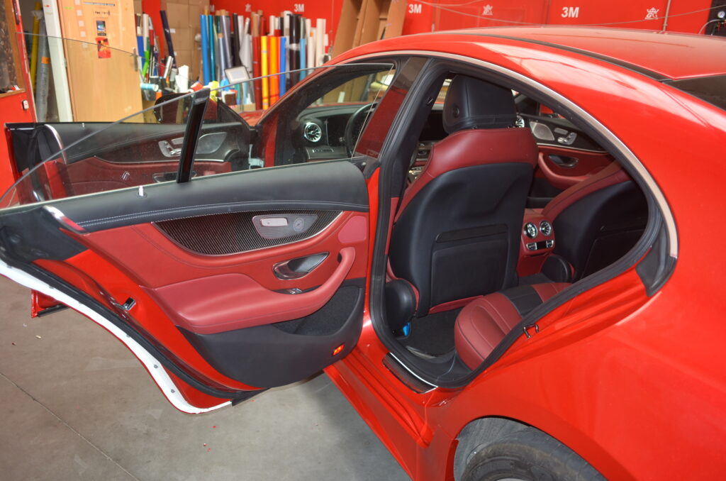 Celopolep včetně vnitřních lakovaných částí vozidla červenou perleťovou 3D autofolií 3M 2080