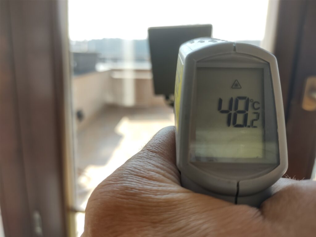 Měření teploty na testovací destičce za oknem bez sluneční folie