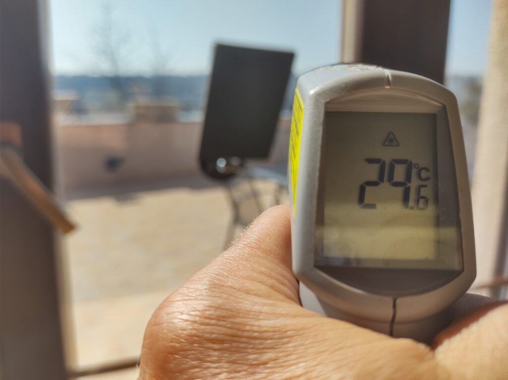 Měření teploty na testovací destičce za oknem se sluneční folií 3M Prestige 70ext