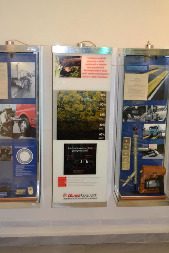 Expozice okenních autofolií v Muzeu policie
