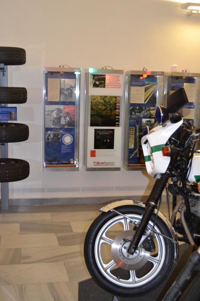 Expozice okenních autofolií v Muzeu policie