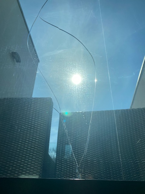 Prasklé sklo na okně