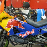 Celkový přelep terénní motorky do závodních barev RedBull