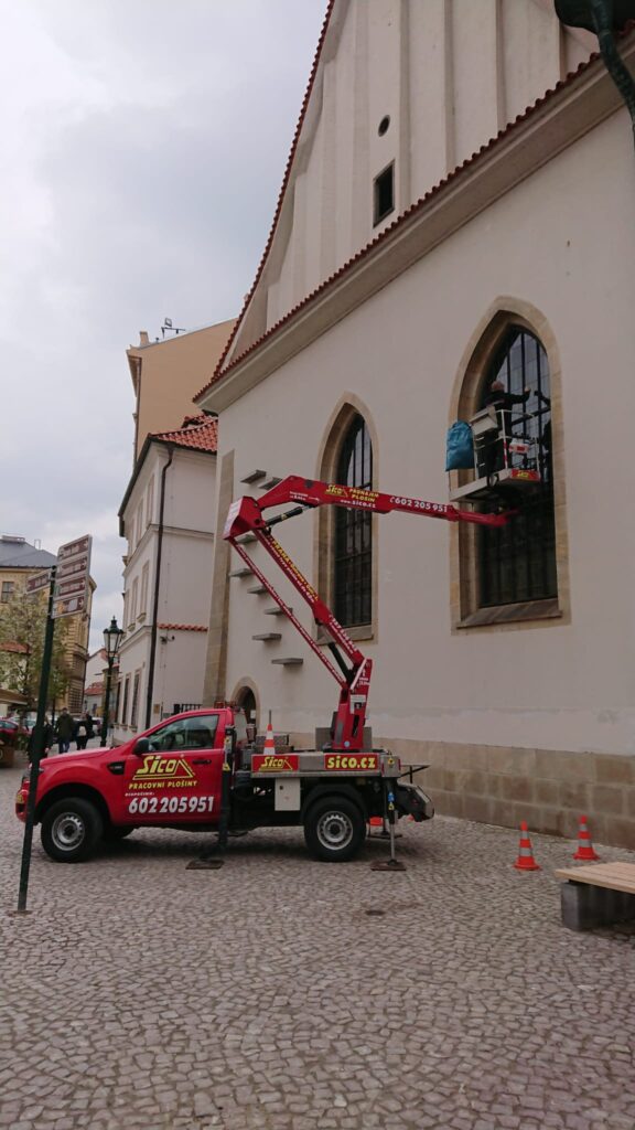 Aplikace exteriérové sluneční folie Prestige70ext na vitrážová okna Betlémské kaple s povolením od památkářů