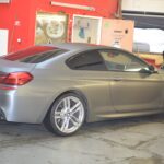 Aplikace celopolepu na vůz BMW 650i - speciální strukturovaná folie broušený kov barva antracit