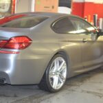 Aplikace celopolepu na vůz BMW 650i - speciální strukturovaná folie broušený kov barva antracit